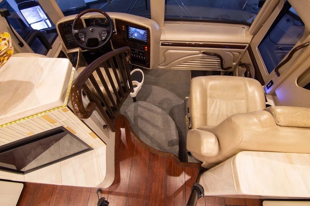 2016 Prevost Marathon H3-45 Motorcoach - Image 24