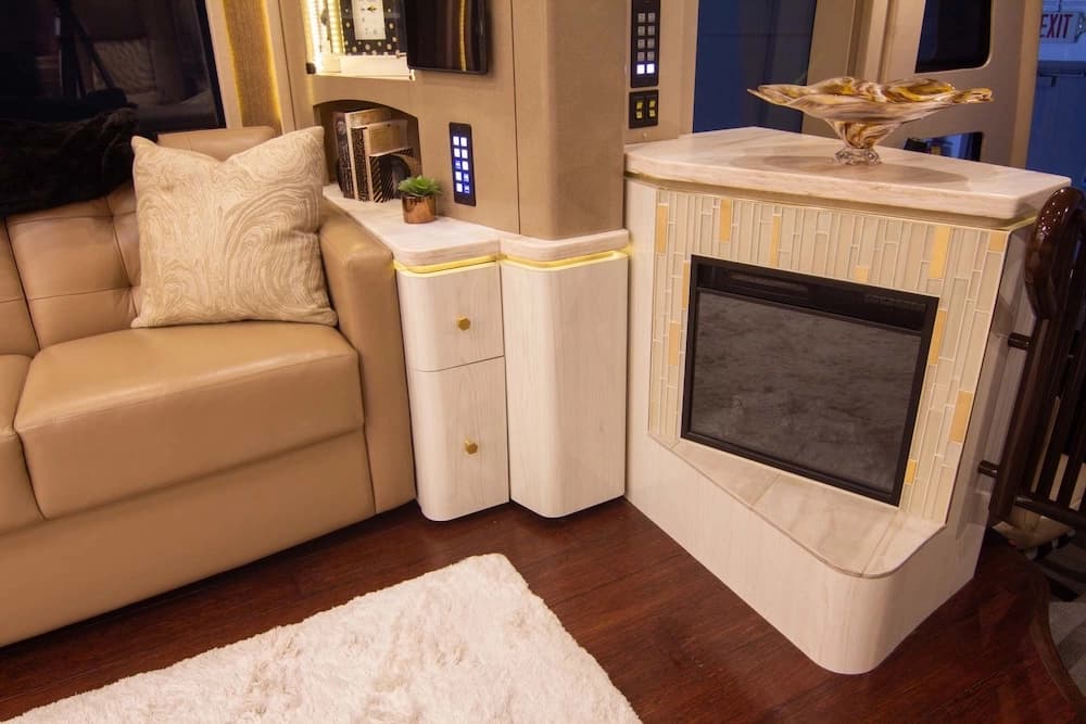 2016 Prevost Marathon H3-45 Motorcoach - Image 26
