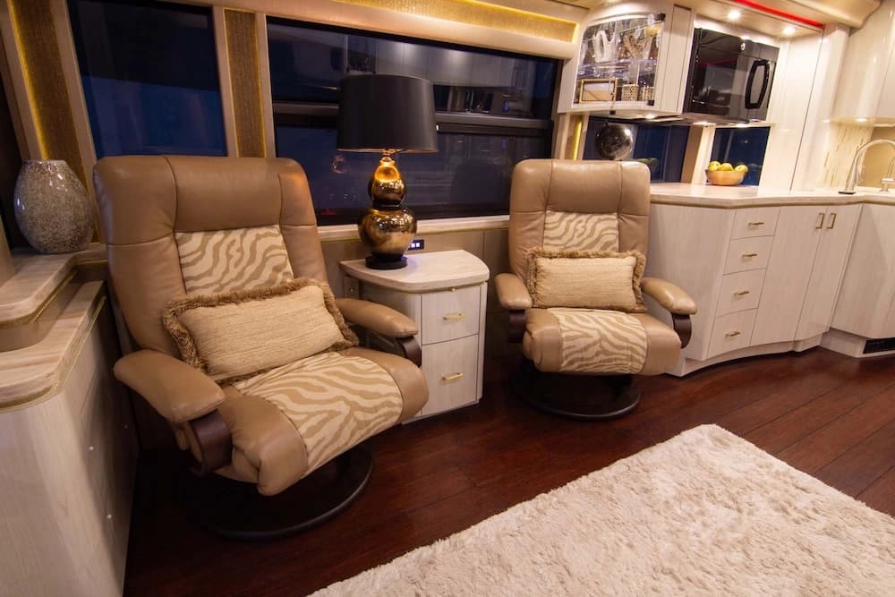 2016 Prevost Marathon H3-45 Motorcoach - Image 31