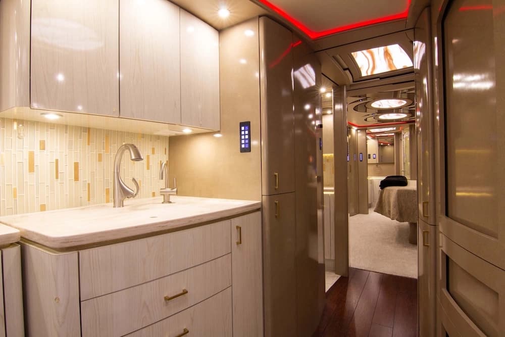 2016 Prevost Marathon H3-45 Motorcoach - Image 35