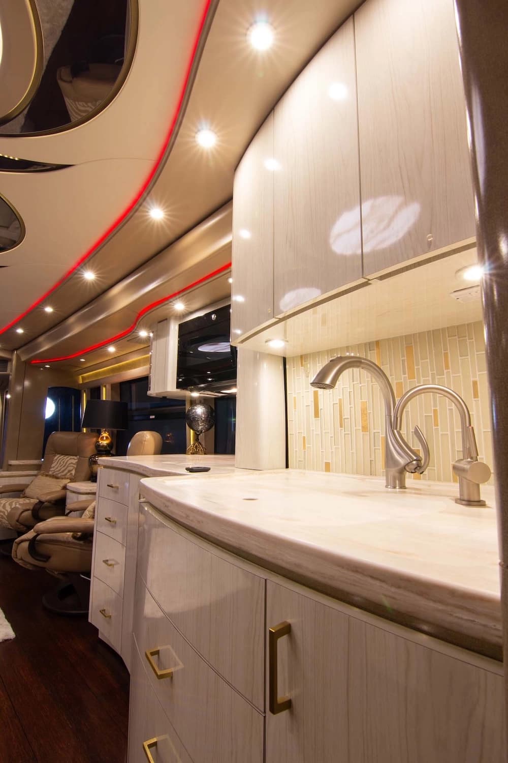 2016 Prevost Marathon H3-45 Motorcoach - Image 38
