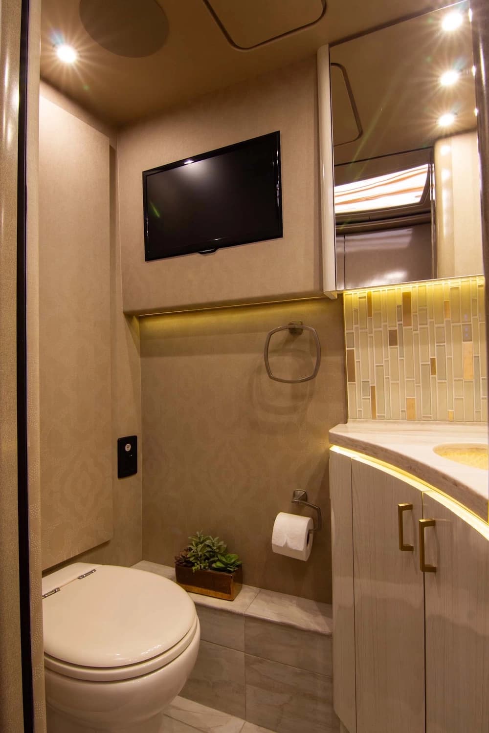 2016 Prevost Marathon H3-45 Motorcoach - Image 41