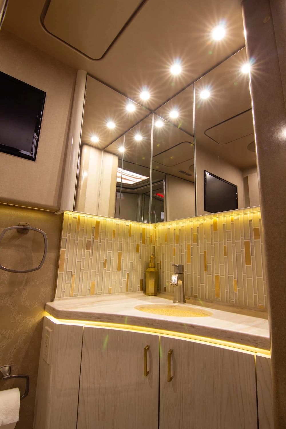 2016 Prevost Marathon H3-45 Motorcoach - Image 43