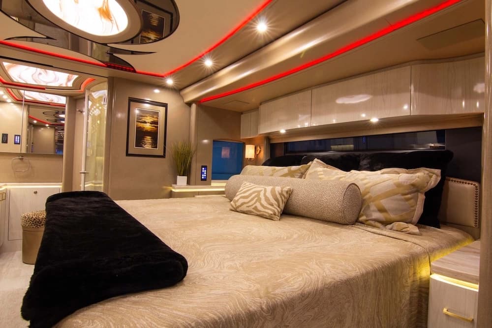2016 Prevost Marathon H3-45 Motorcoach - Image 46