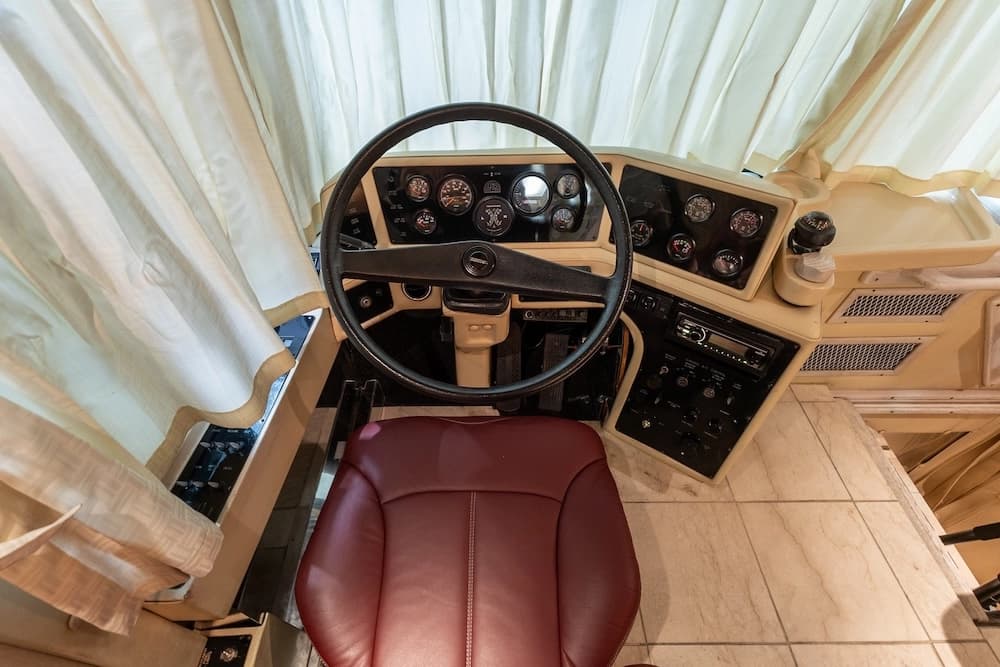 1991 Prevost Country Coach XL Motorcoach - Image 12