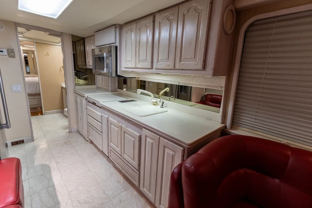 1991 Prevost Country Coach XL Motorcoach - Image 15