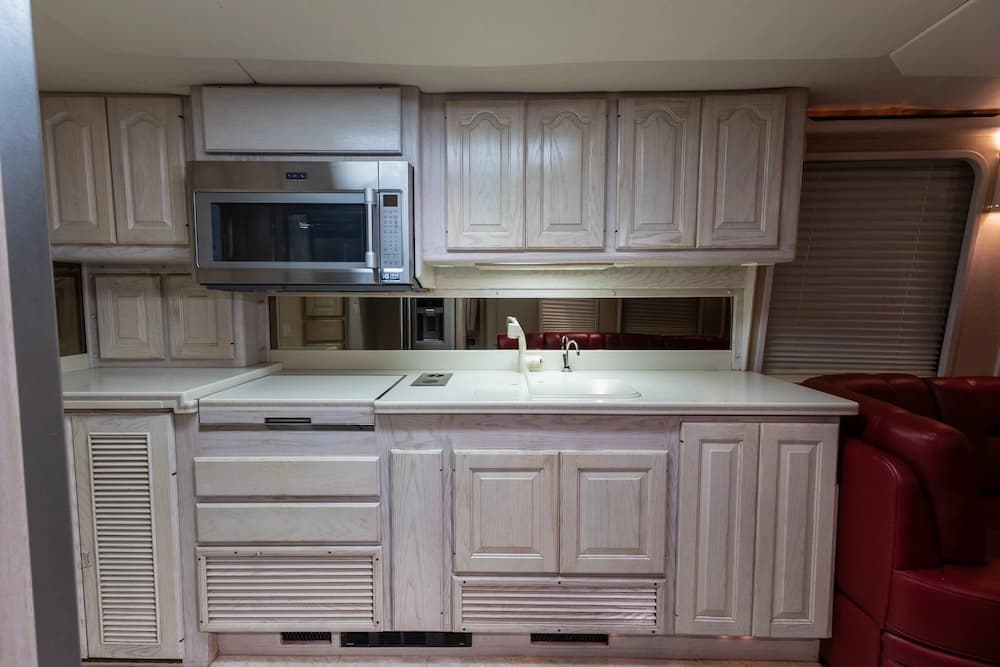 1991 Prevost Country Coach XL Motorcoach - Image 16