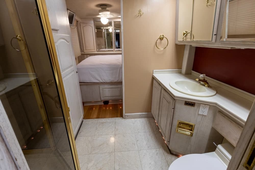 1991 Prevost Country Coach XL Motorcoach - Image 21