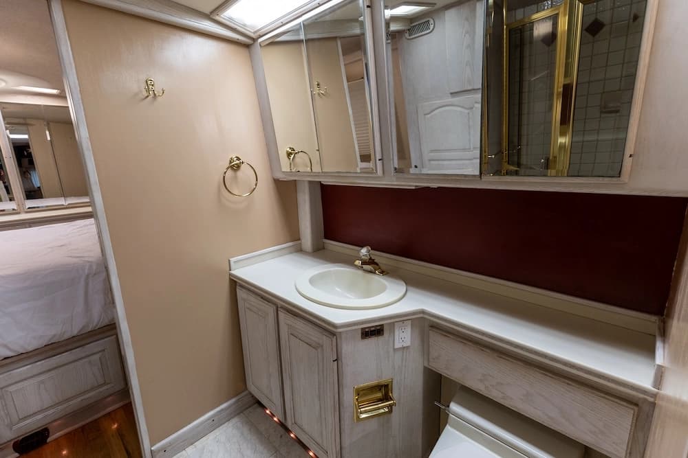 1991 Prevost Country Coach XL Motorcoach - Image 22