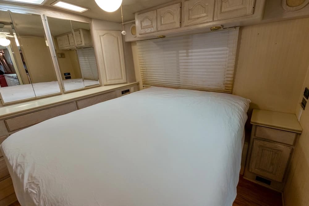 1991 Prevost Country Coach XL Motorcoach - Image 26