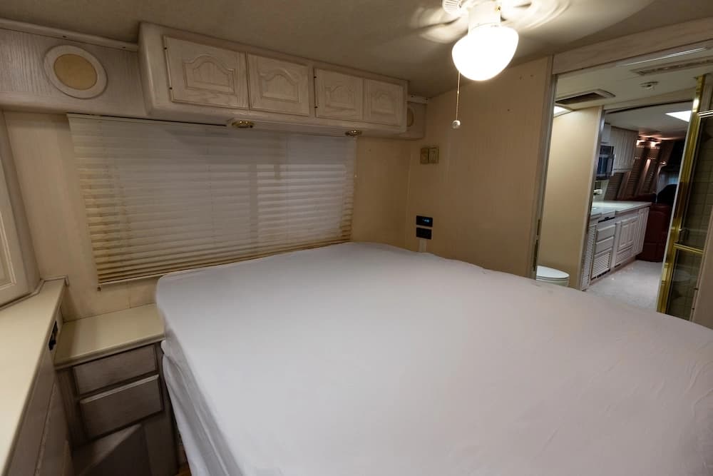 1991 Prevost Country Coach XL Motorcoach - Image 28