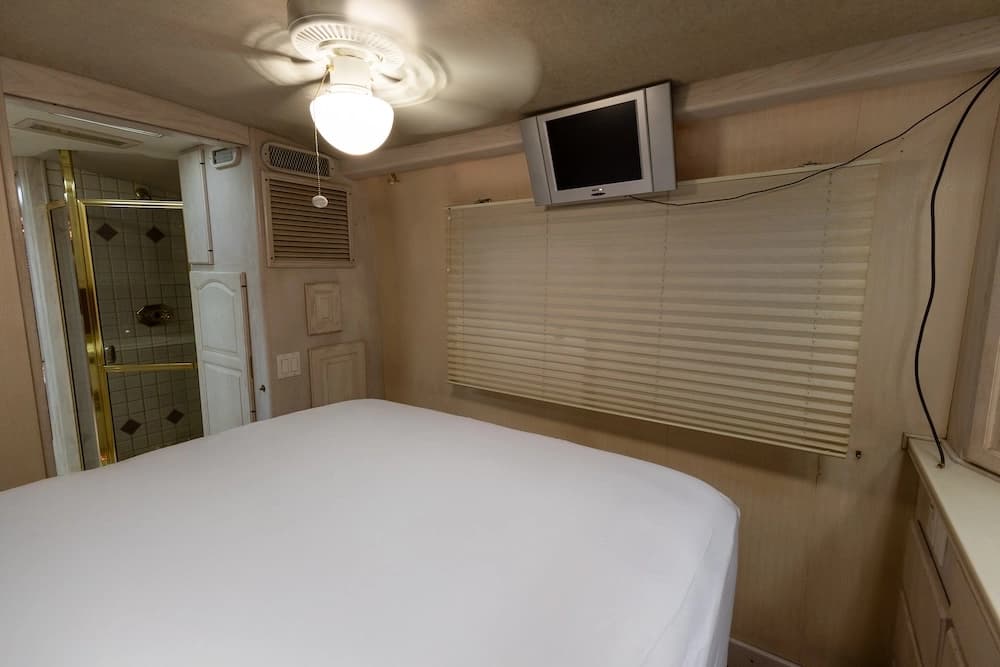 1991 Prevost Country Coach XL Motorcoach - Image 29