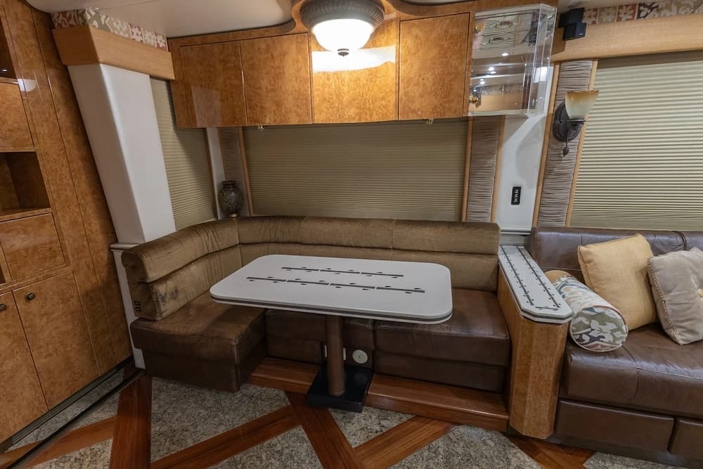 2007 Prevost Featherlite H3-45 Motorcoach - Image 16