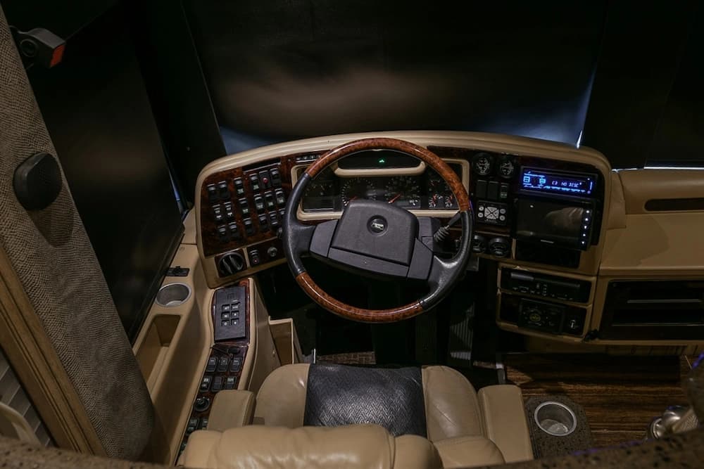 2003 Prevost Liberty Elegant Lady H3-45 Motorcoach - Image 13