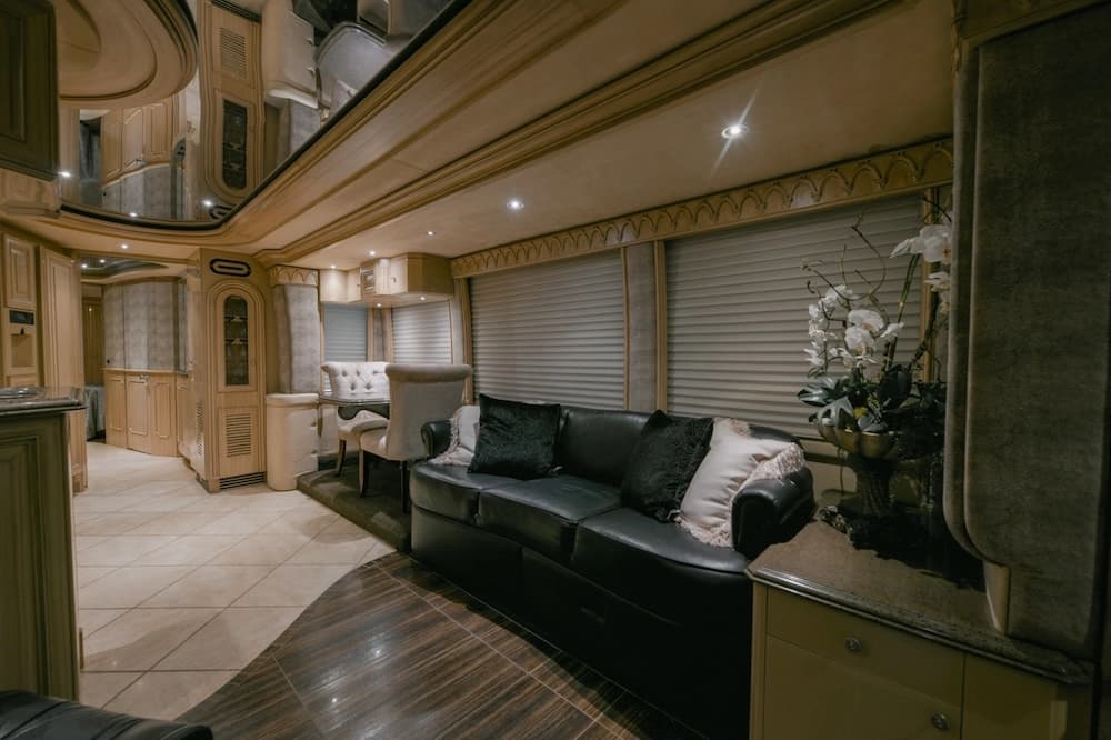 2003 Prevost Liberty Elegant Lady H3-45 Motorcoach - Image 16