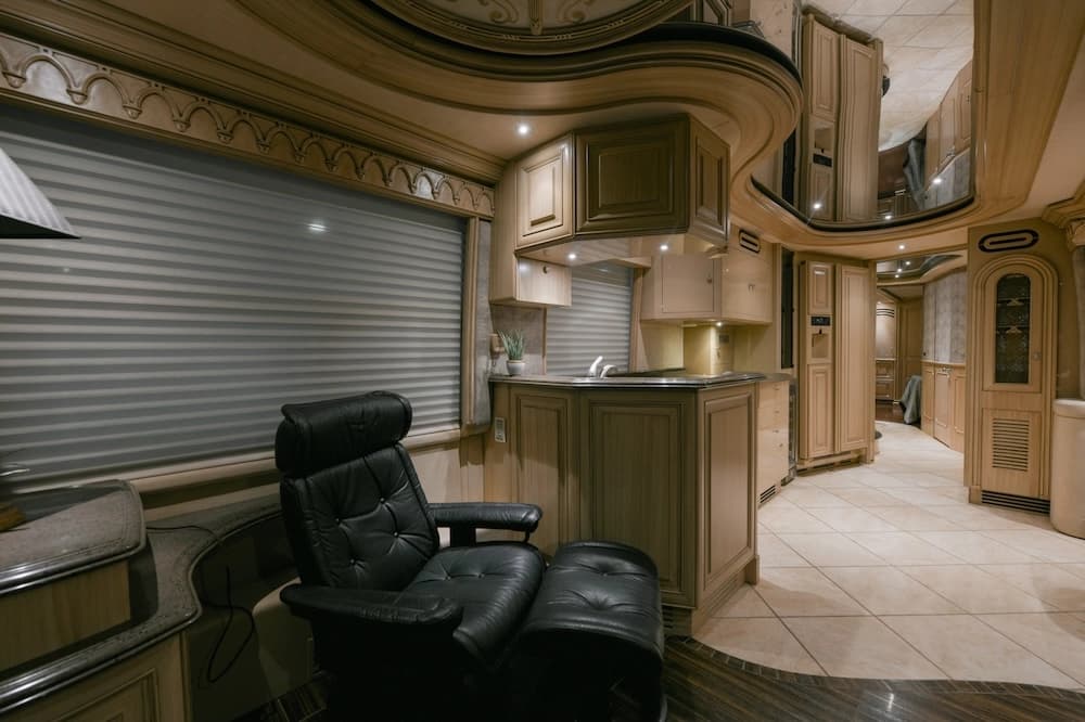 2003 Prevost Liberty Elegant Lady H3-45 Motorcoach - Image 17