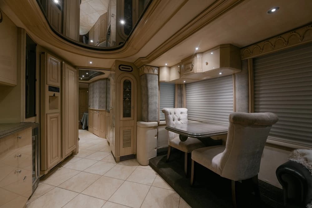 2003 Prevost Liberty Elegant Lady H3-45 Motorcoach - Image 19
