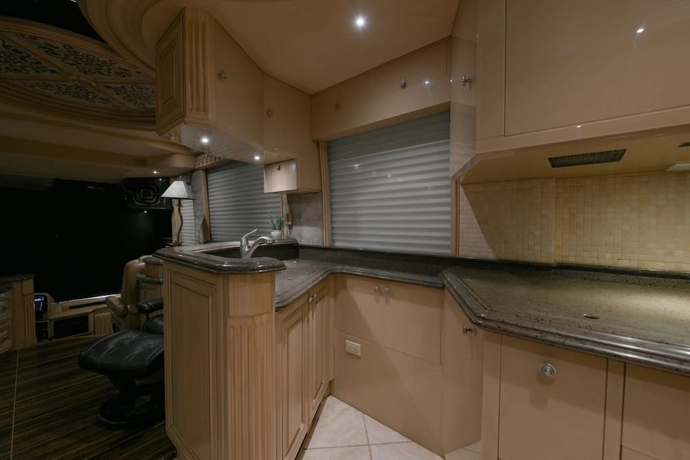 2003 Prevost Liberty Elegant Lady H3-45 Motorcoach - Image 21