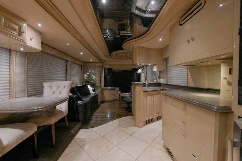 2003 Prevost Liberty Elegant Lady H3-45 Motorcoach - Image 22
