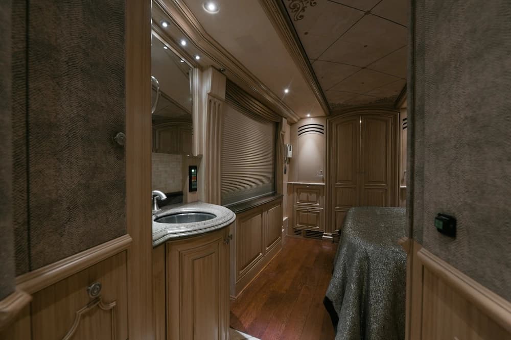 2003 Prevost Liberty Elegant Lady H3-45 Motorcoach - Image 27