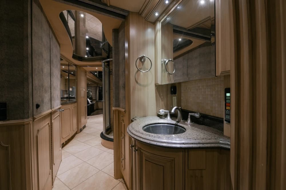2003 Prevost Liberty Elegant Lady H3-45 Motorcoach - Image 28