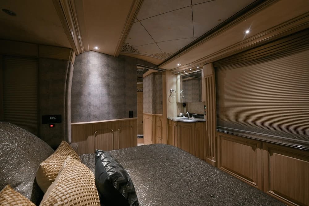 2003 Prevost Liberty Elegant Lady H3-45 Motorcoach - Image 31