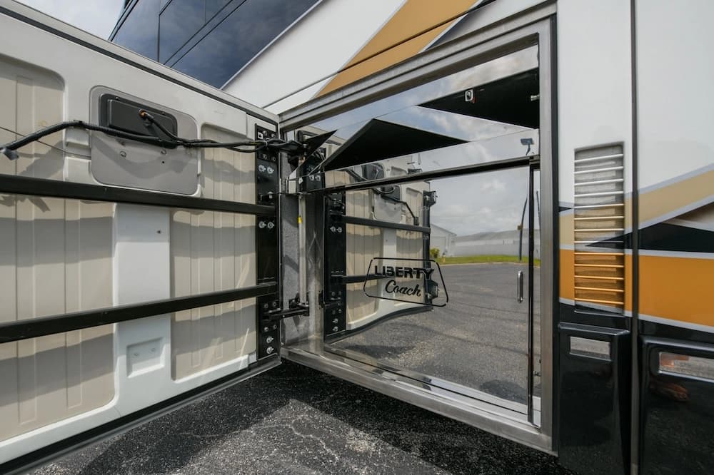 2003 Prevost Liberty Elegant Lady H3-45 Motorcoach - Image 40