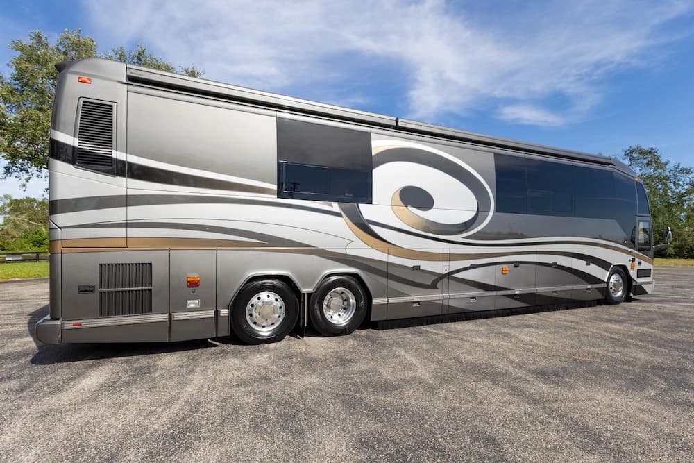 2009 Prevost Featherlite H3-45 Motorcoach - Image 2