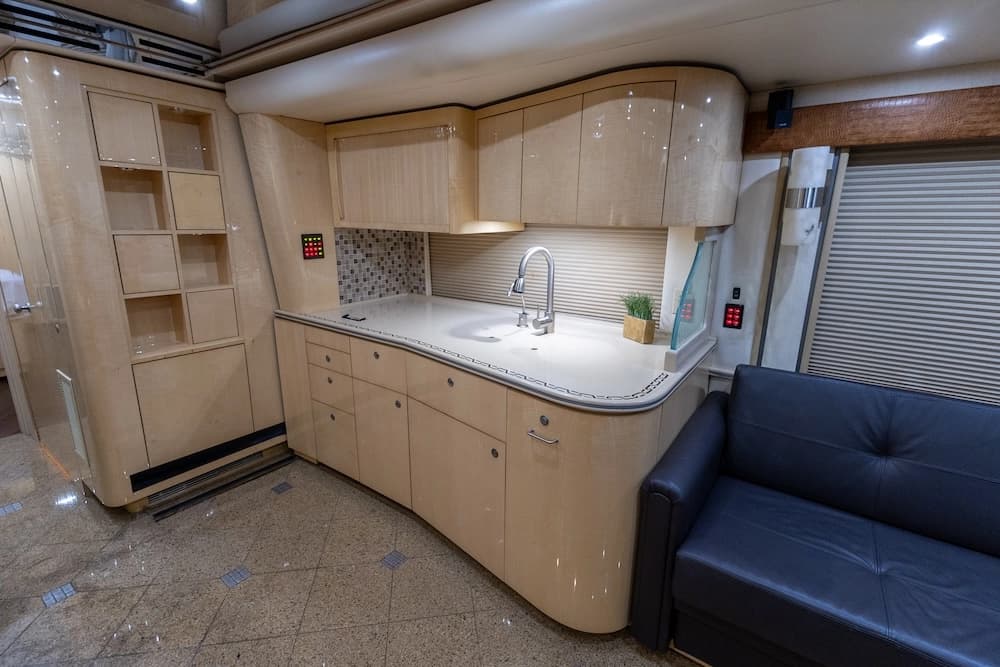 2009 Prevost Featherlite H3-45 Motorcoach - Image 16