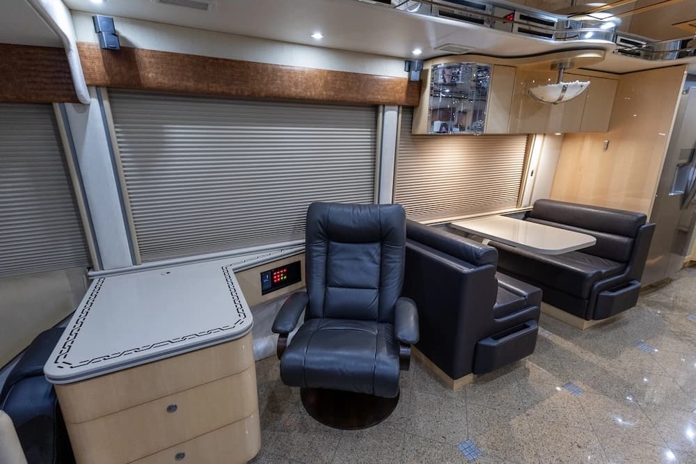 2009 Prevost Featherlite H3-45 Motorcoach - Image 19