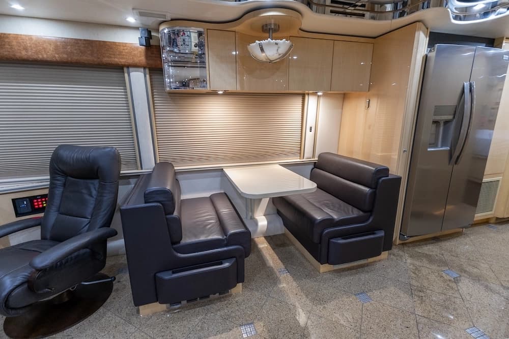 2009 Prevost Featherlite H3-45 Motorcoach - Image 20