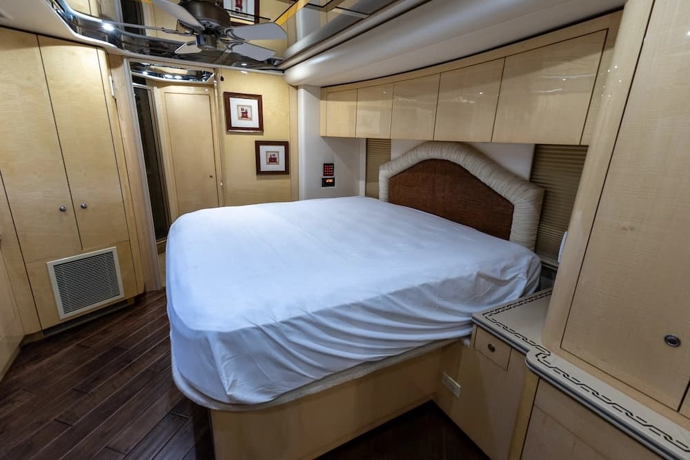 2009 Prevost Featherlite H3-45 Motorcoach - Image 24