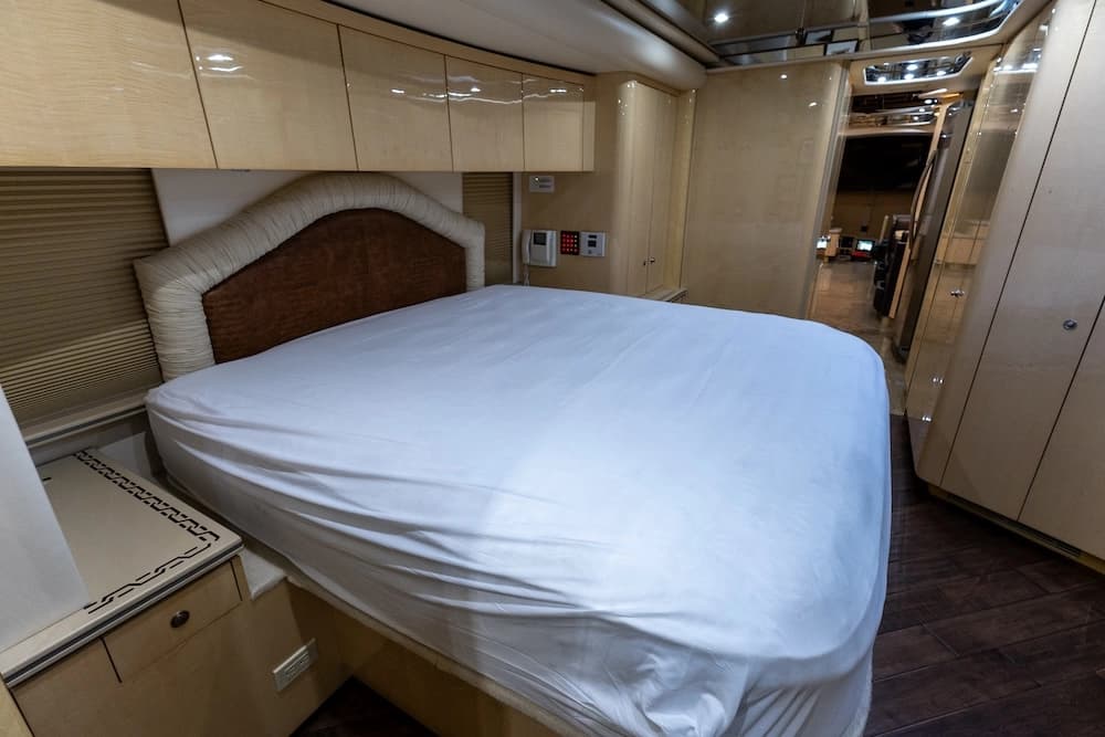 2009 Prevost Featherlite H3-45 Motorcoach - Image 26
