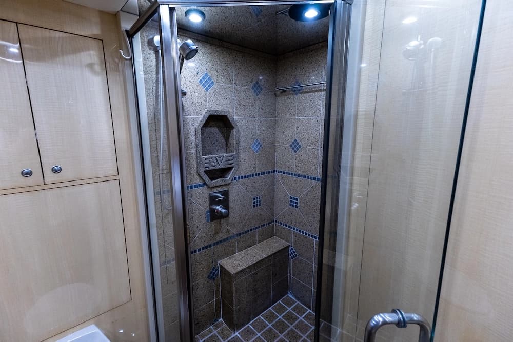 2009 Prevost Featherlite H3-45 Motorcoach - Image 28
