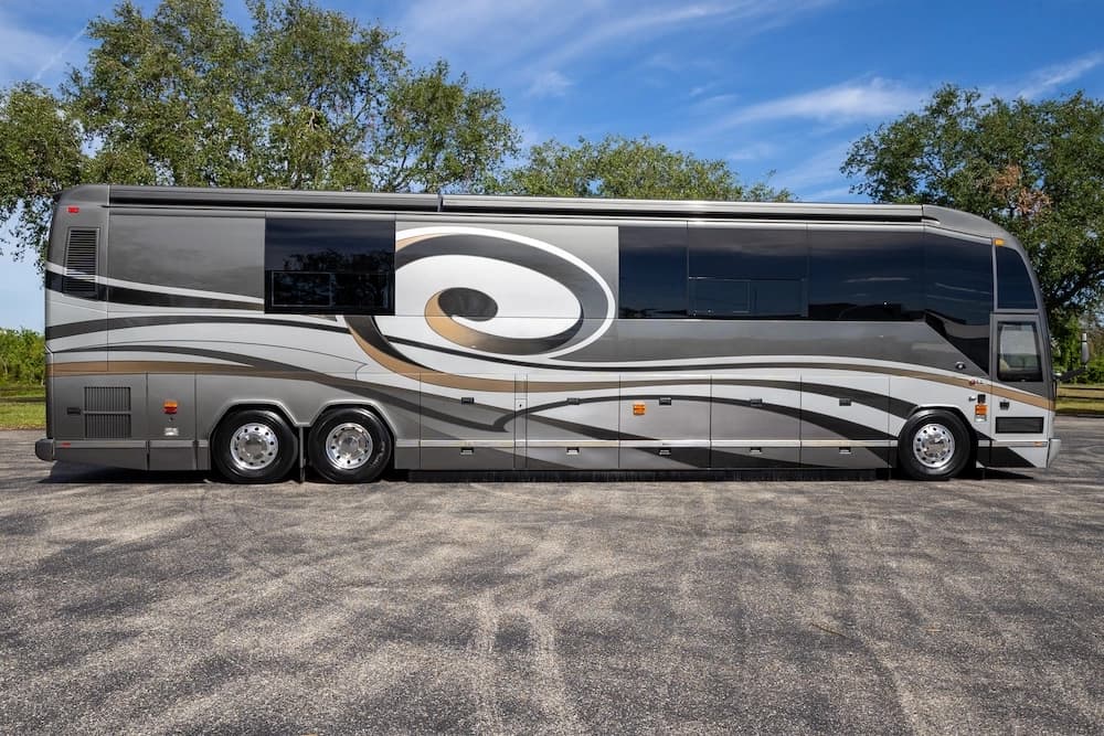 2009 Prevost Featherlite H3-45 Motorcoach - Image 4