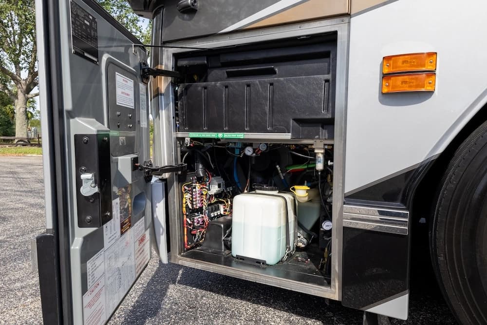 2009 Prevost Featherlite H3-45 Motorcoach - Image 40
