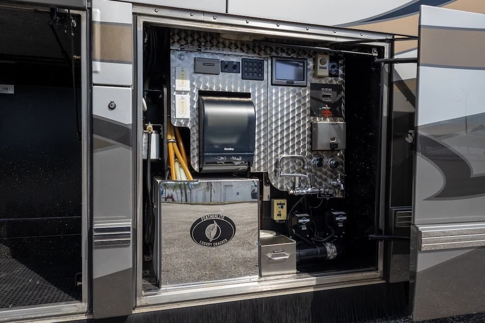 2009 Prevost Featherlite H3-45 Motorcoach - Image 44