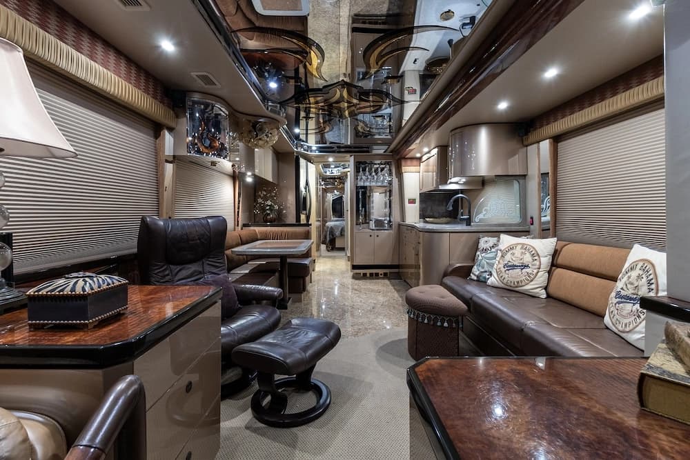 2008 Prevost Featherlite H3-45 Motorcoach - Image 14