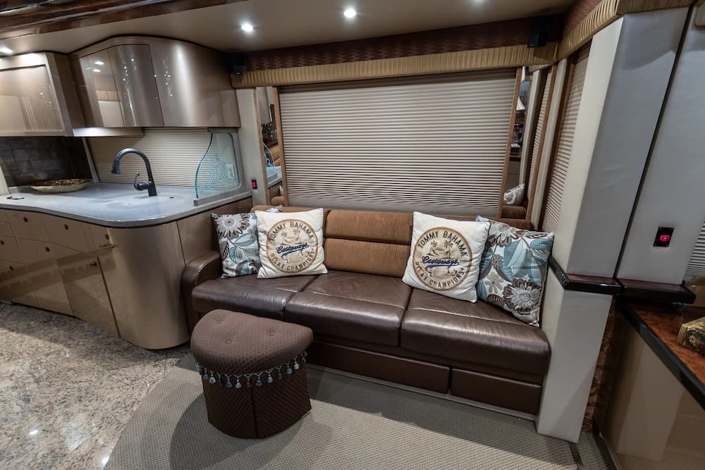 2008 Prevost Featherlite H3-45 Motorcoach - Image 15