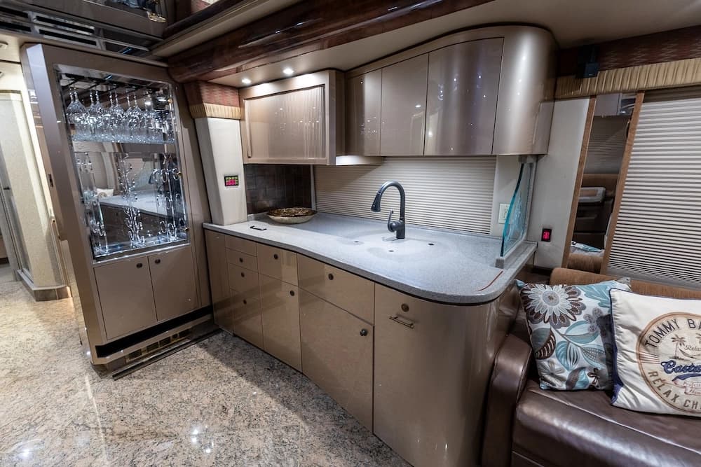 2008 Prevost Featherlite H3-45 Motorcoach - Image 16