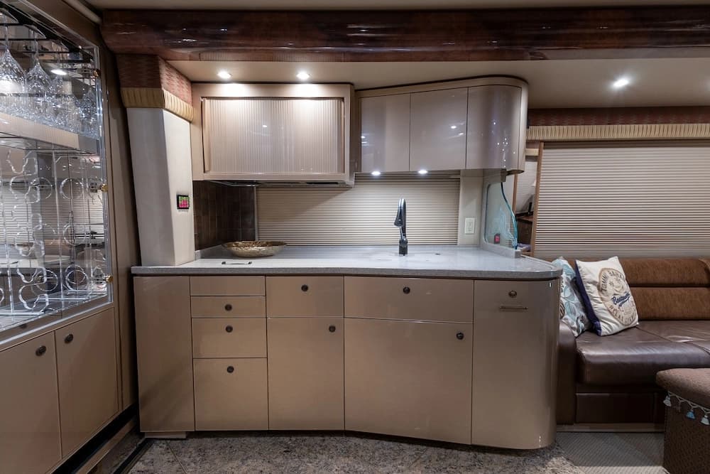 2008 Prevost Featherlite H3-45 Motorcoach - Image 17