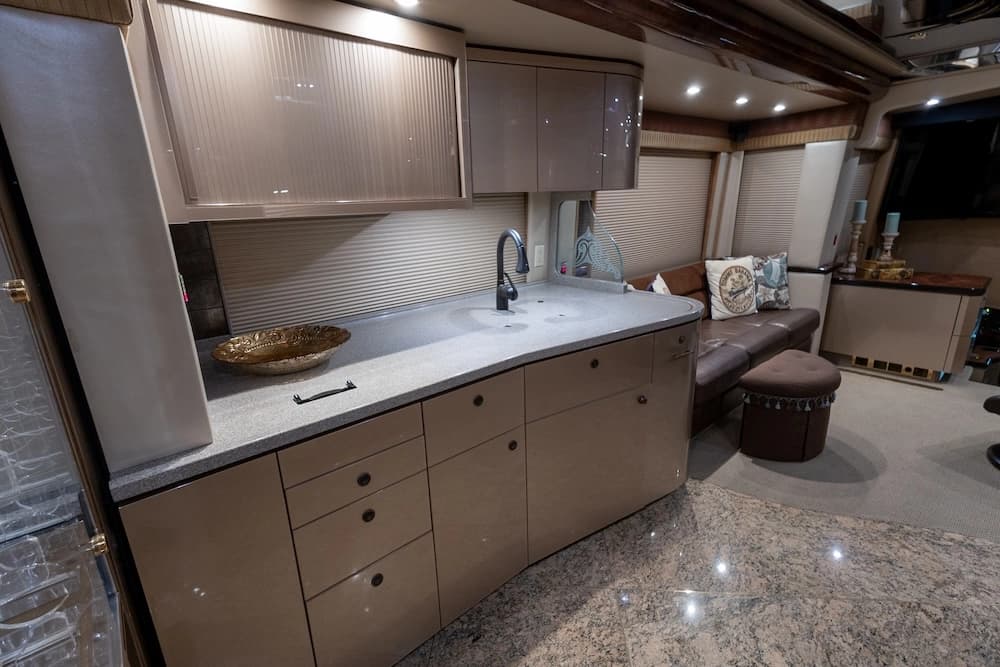 2008 Prevost Featherlite H3-45 Motorcoach - Image 18
