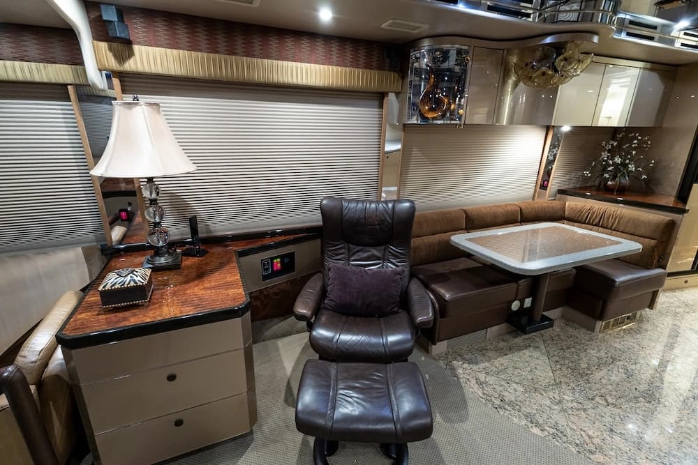 2008 Prevost Featherlite H3-45 Motorcoach - Image 19