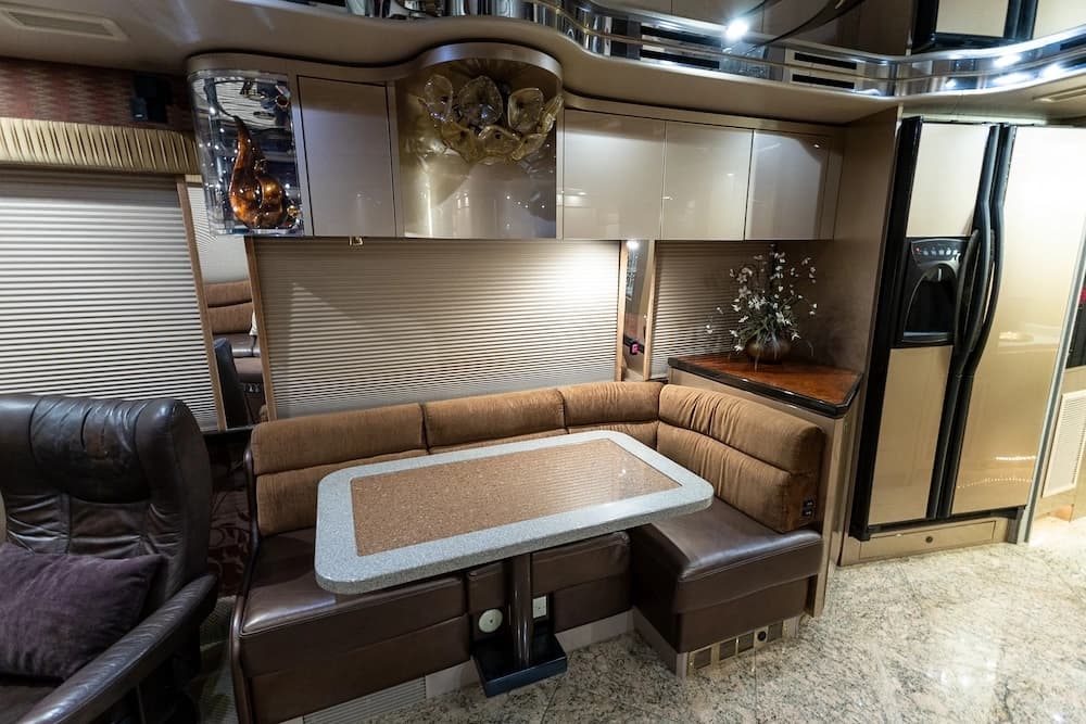 2008 Prevost Featherlite H3-45 Motorcoach - Image 20