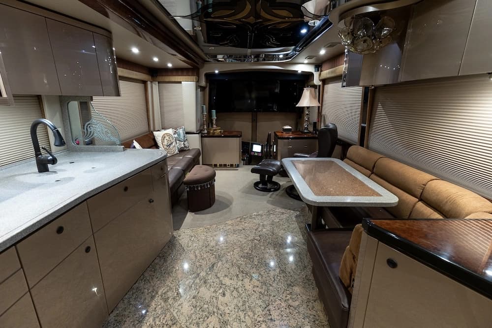 2008 Prevost Featherlite H3-45 Motorcoach - Image 21