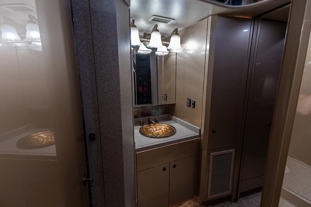 2008 Prevost Featherlite H3-45 Motorcoach - Image 22