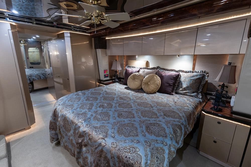 2008 Prevost Featherlite H3-45 Motorcoach - Image 26