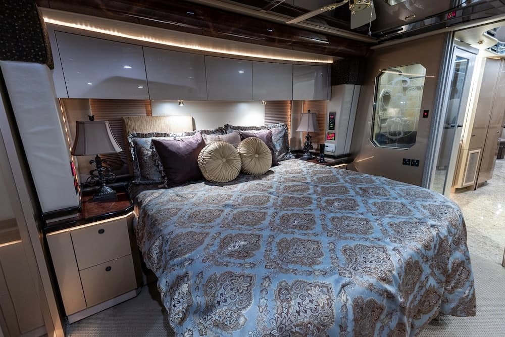 2008 Prevost Featherlite H3-45 Motorcoach - Image 28