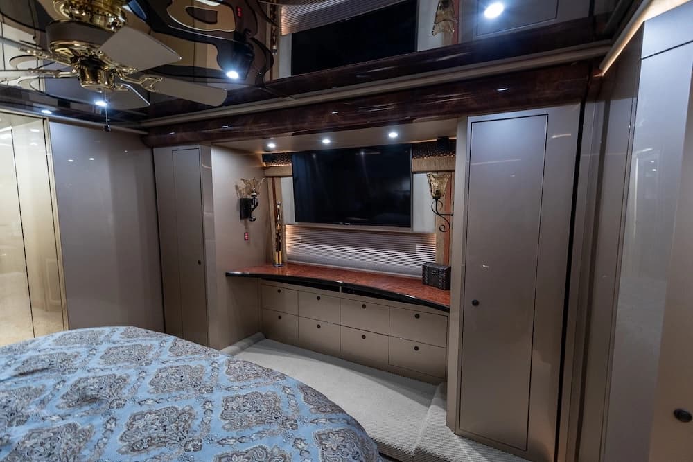 2008 Prevost Featherlite H3-45 Motorcoach - Image 29
