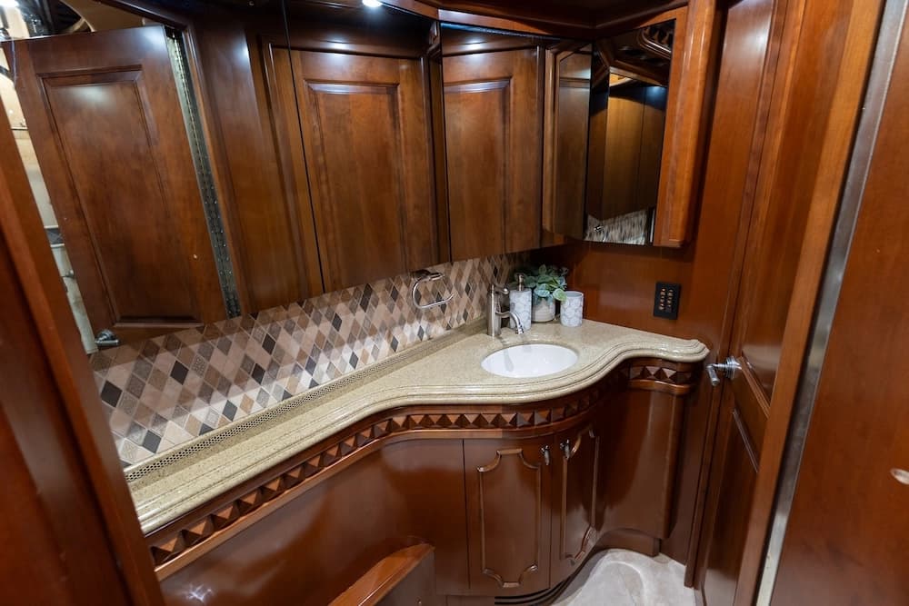 2009 Prevost H3-45 Liberty Elegant Lady - Image 24